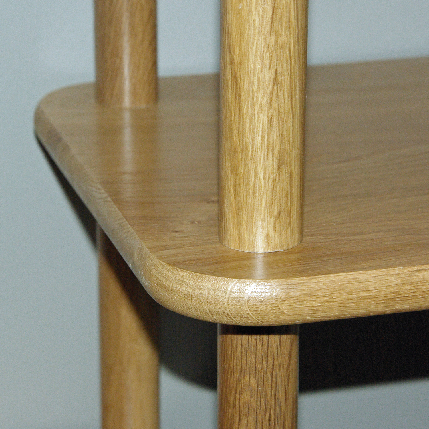 Zoom sur une étagère en bois massif Zoom sur une étagère en bois massif